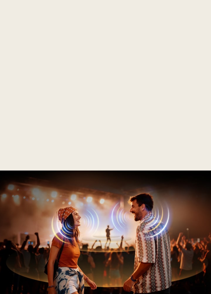 LG OLED evo AI G6 con Remasterización Ultra de Objetos muestra a dos personas enfrentadas en un concierto lleno de gente, aclarando las voces en medio de un fuerte ruido de fondo y brindando un audio nítido y envolvente.